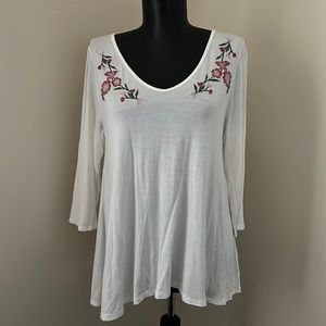 Blue Rain white floral embroidered top medium